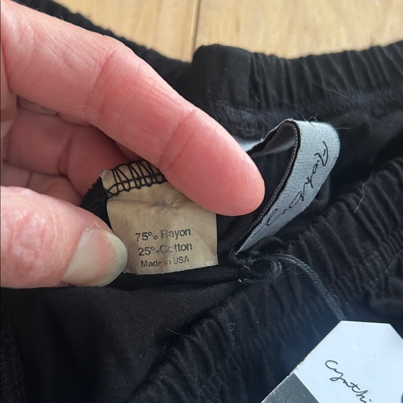 NEW Cynthia Ashby black capri leggings - Picture 7 of 10